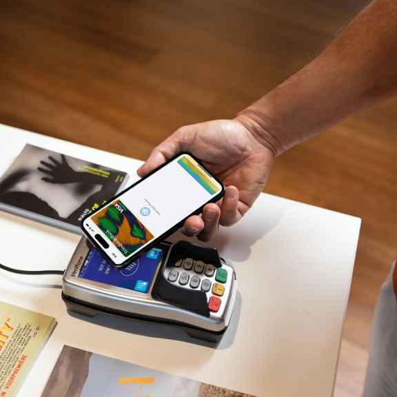 Man betaalt met iPhone en Apple Pay zakelijk in een bioscoop