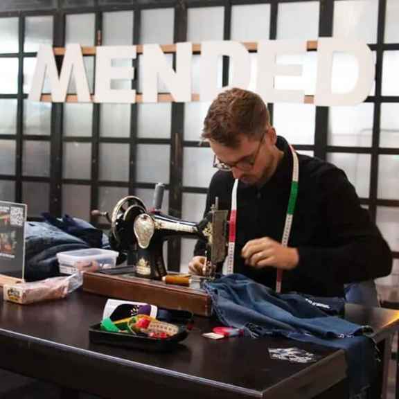 Kleermaker van Mended aan het werk