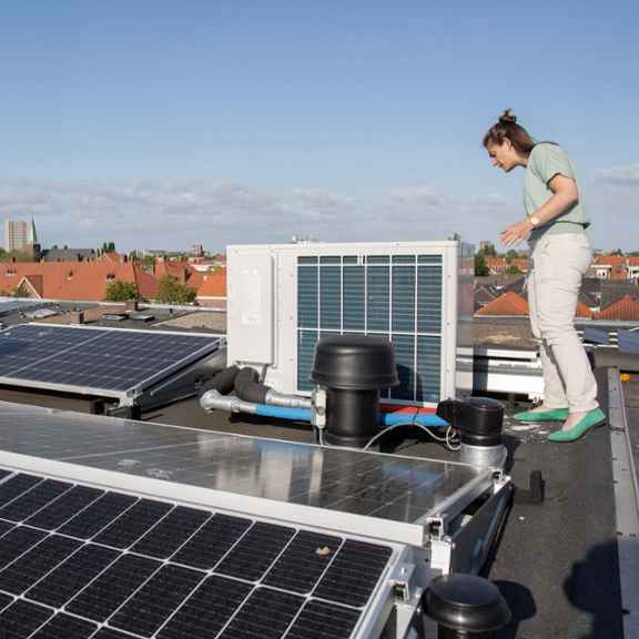 Camille op haar dak met zonnepanelen