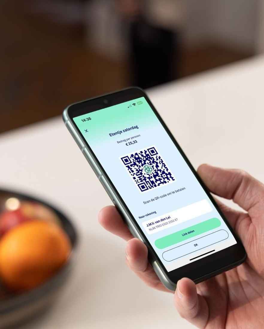 Man houdt telefoon vast en wil betaalverzoek versturen
