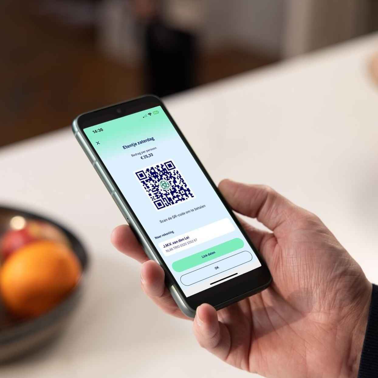 Man houdt telefoon vast en wil betaalverzoek versturen