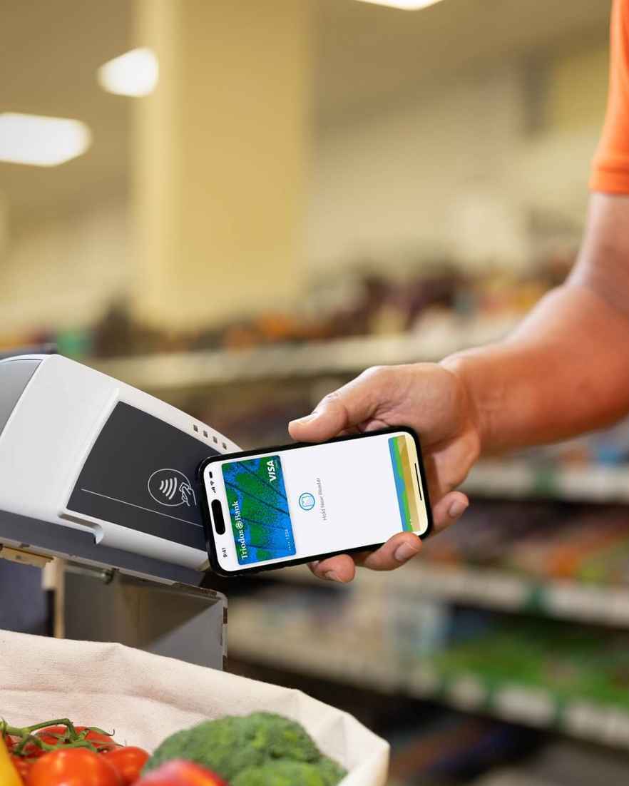 Iemand betaalt in een winkel met Apple Pay