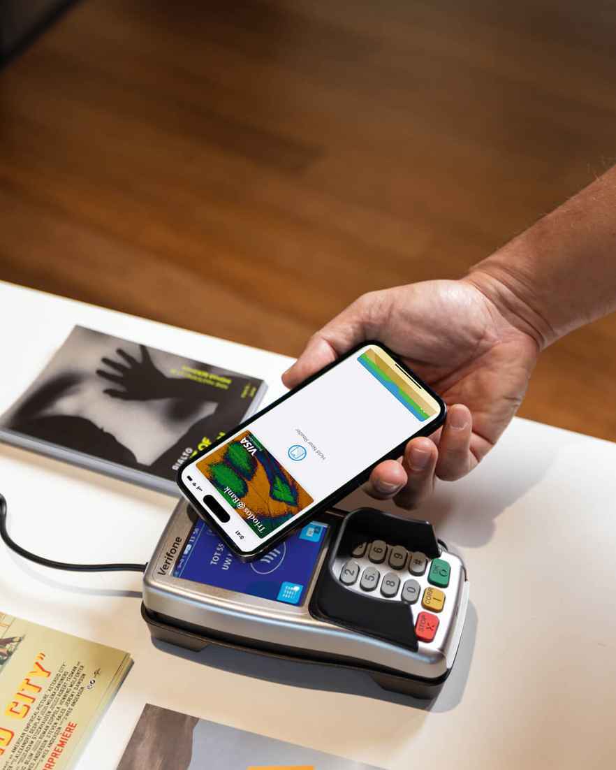 Man betaalt in de bioscoop met Apple Pay op de iPhone