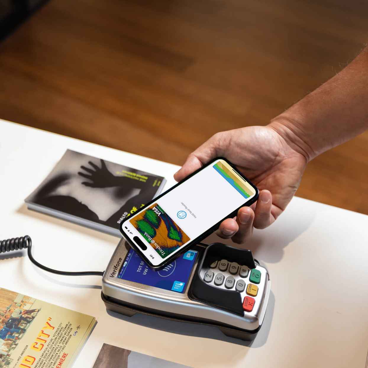 Man betaalt in de bioscoop met Apple Pay op de iPhone