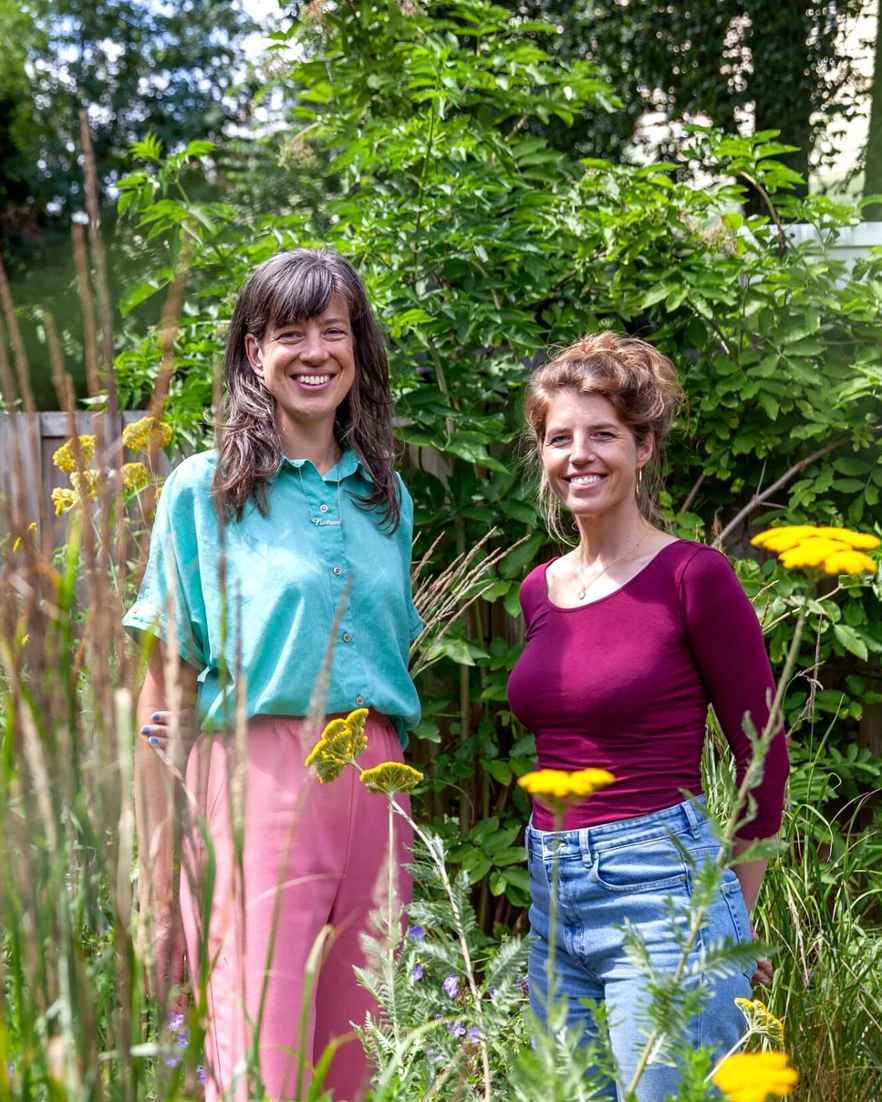 Suzanne en Liedewij van Sprinklr staan tussen het groen