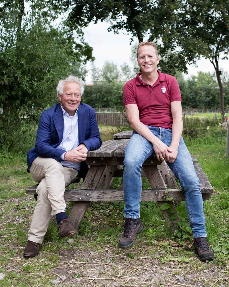 Geert en Kees van Herenboeren op een picknicktafel