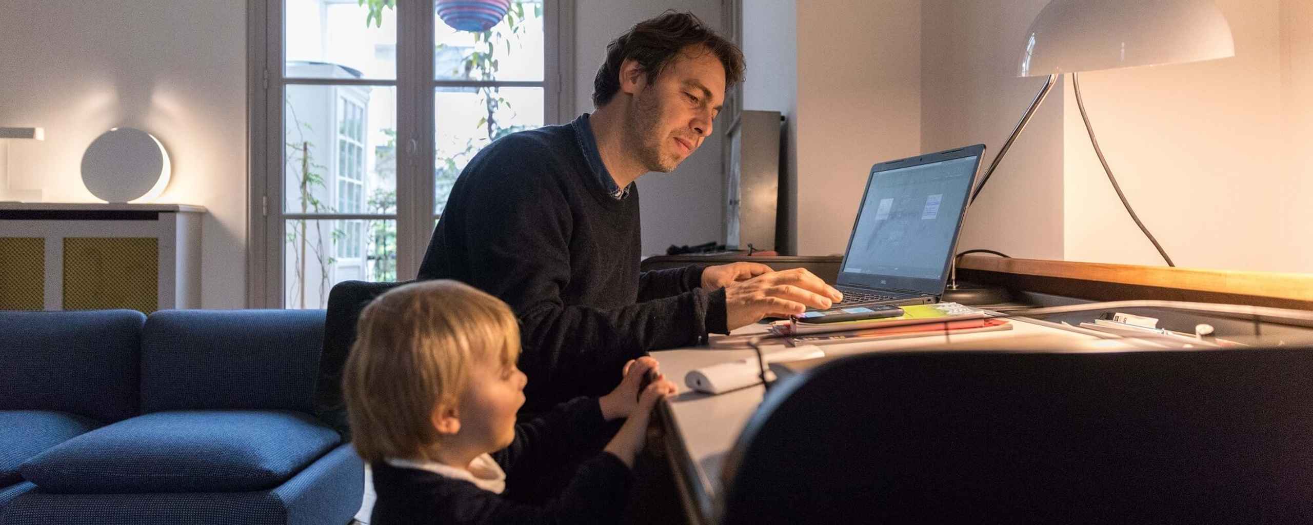Julien met zoon bij computer