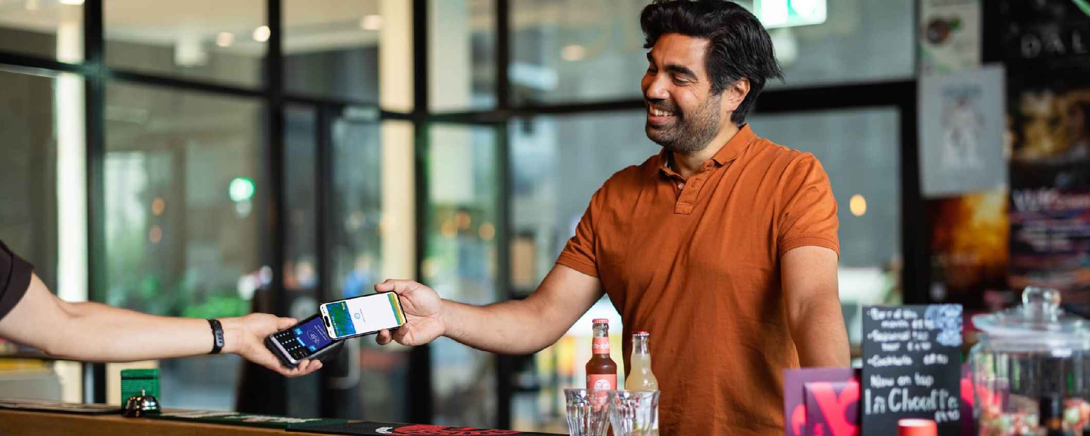Sander betaalt met Apple Pay in een restaurant