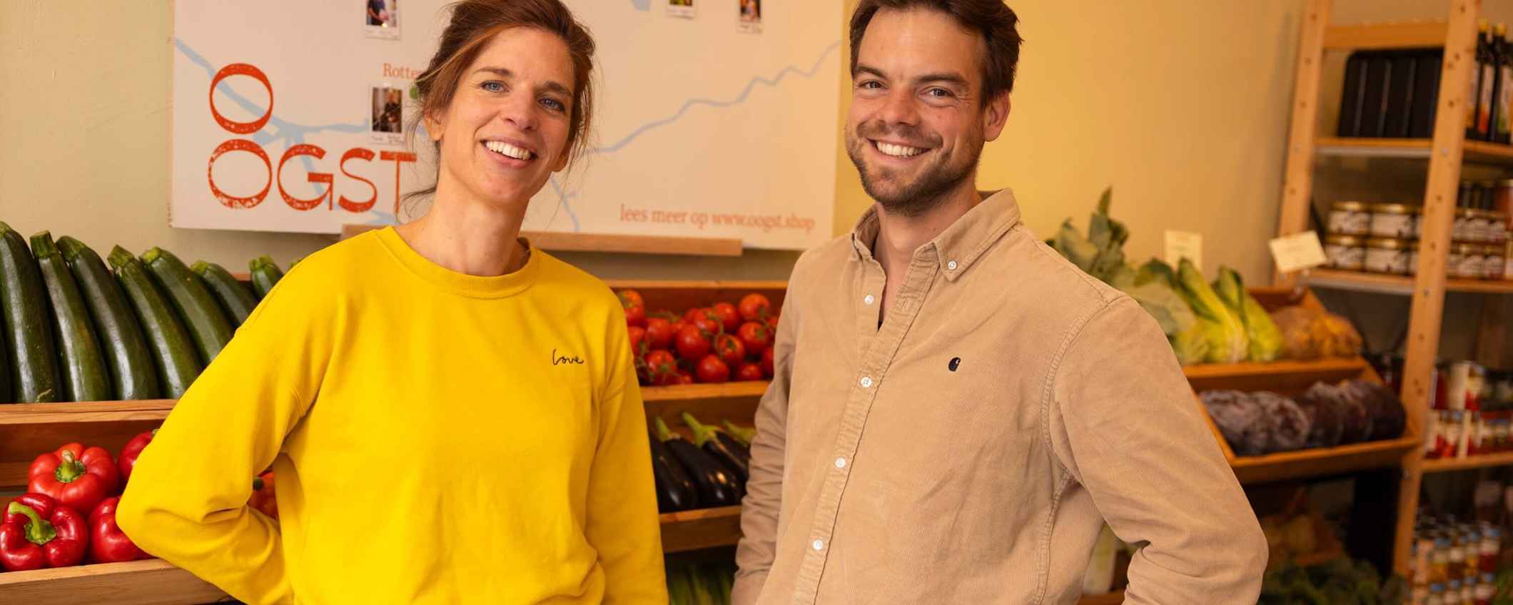 Fennie Lansbergen en Joost van Schie voor hun boerenwinkel Oogst. Foto door Florine van Rees