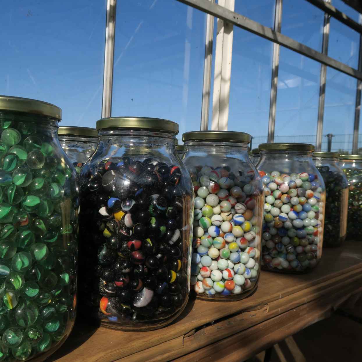 Manon van Hoeckel verbeeldt de spelregels van ons geld met bijna 100.000 knikkers