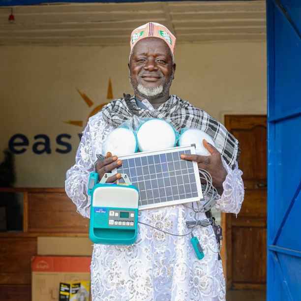 Dit bedrijf voorziet honderdduizenden Sierra Leoonse huishoudens van zonnepanelen