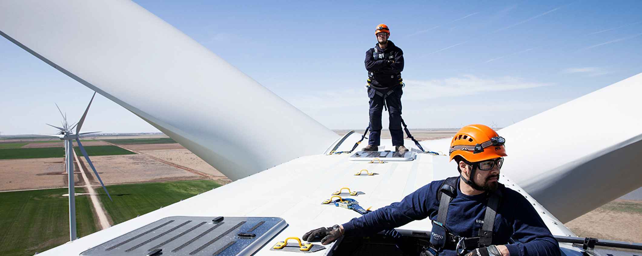 Monteurs die windmolen controleren