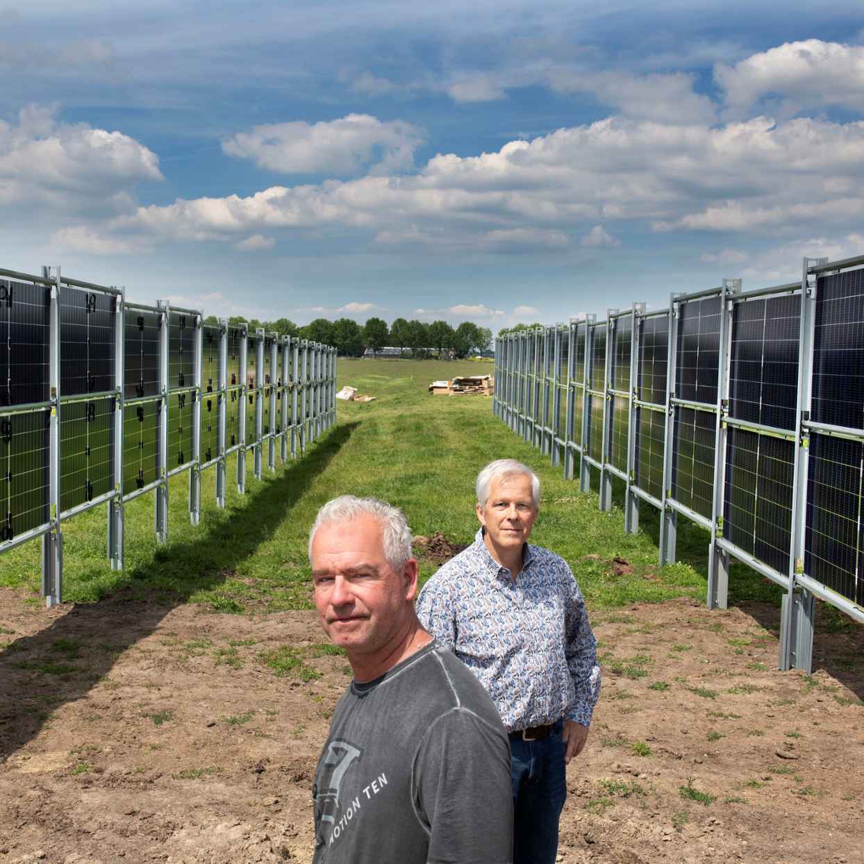 Zonnepanelen gericht op oost en west voor zonuren op drukke momenten