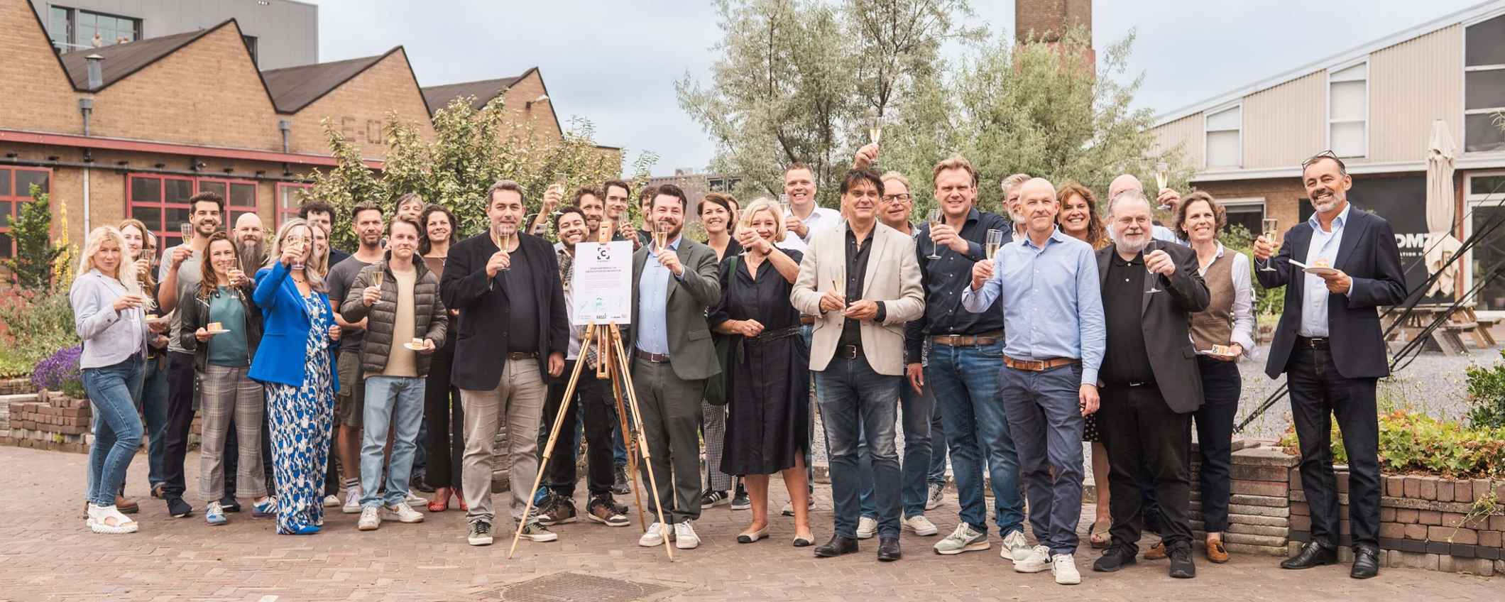 De ondertekening van Maak Haarlem en Triodos Bank voor het aanschaffen van het Maak park. Foto door Cindy van Rees