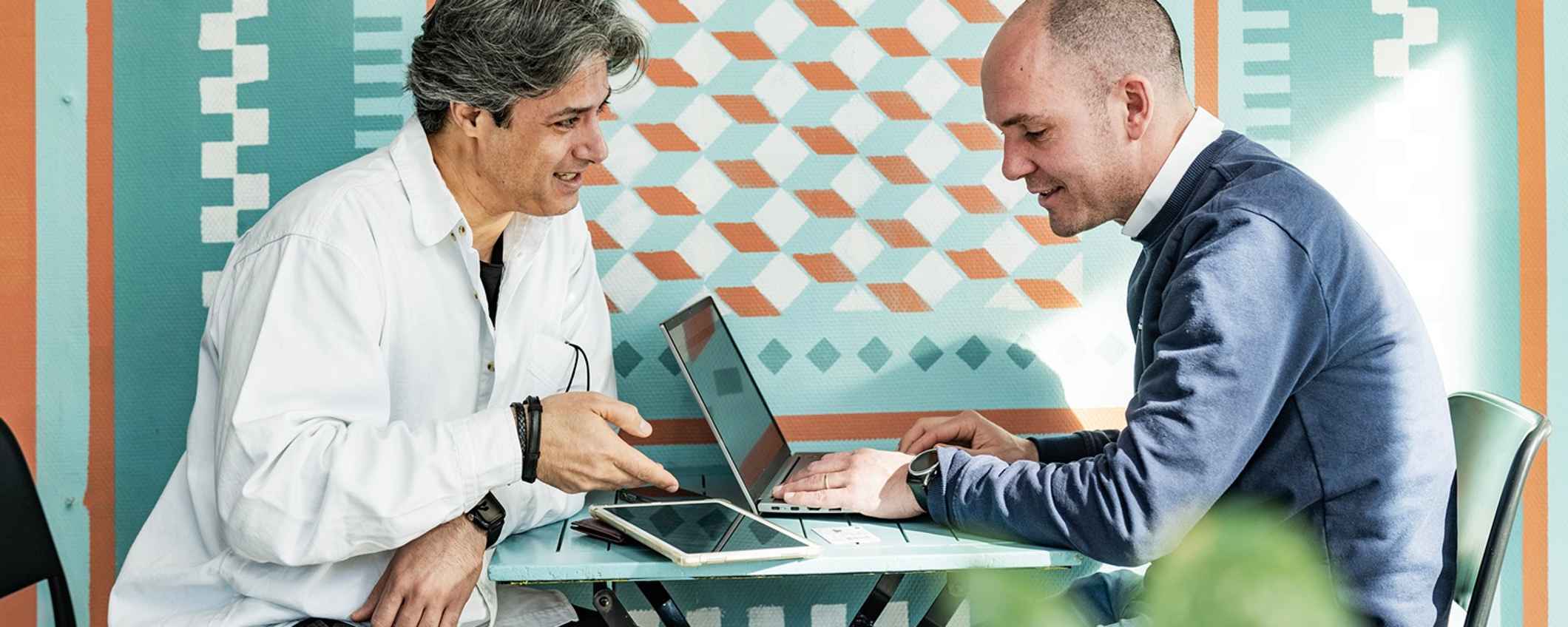 Een recruiter van Untapped Talents spreekt met Amir, een asielzoeker die op zoek is naar werk