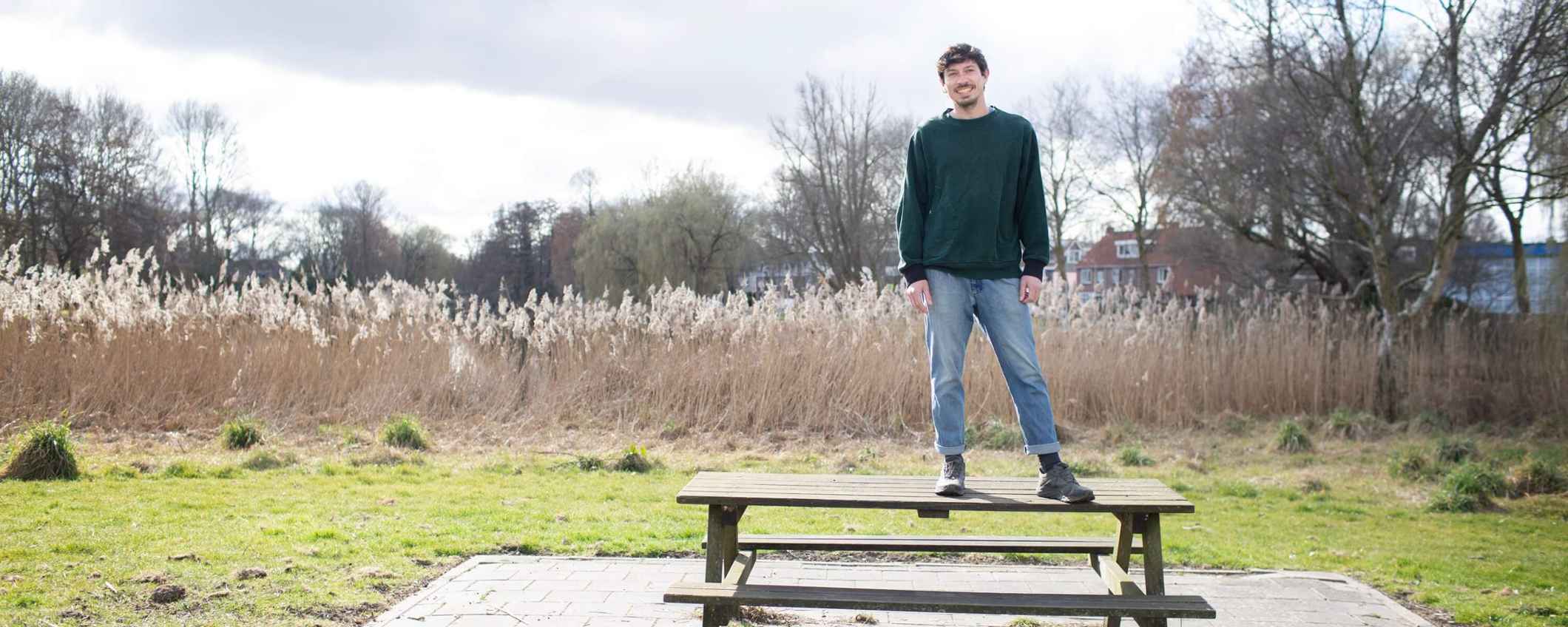 Klimaatfilosoof Chris Julien op een picknicktafel
