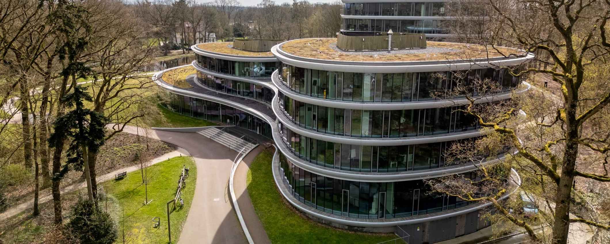 Droneshot van het kantoor van Triodos Bank in Driebergen. Foto door Gijs de Kruijf Photography