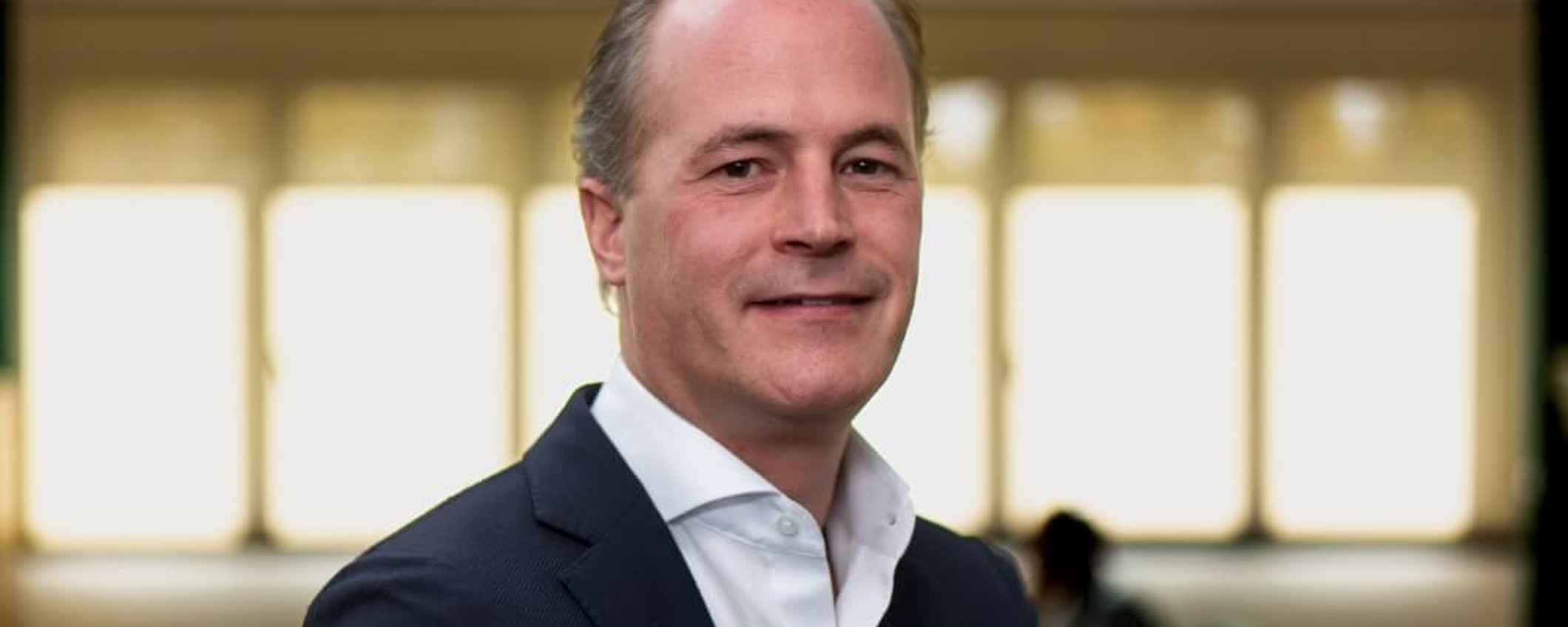 Portret van Daniël Köhler, die benoemd is als nieuwe directeur van Triodos Bank Nederland
