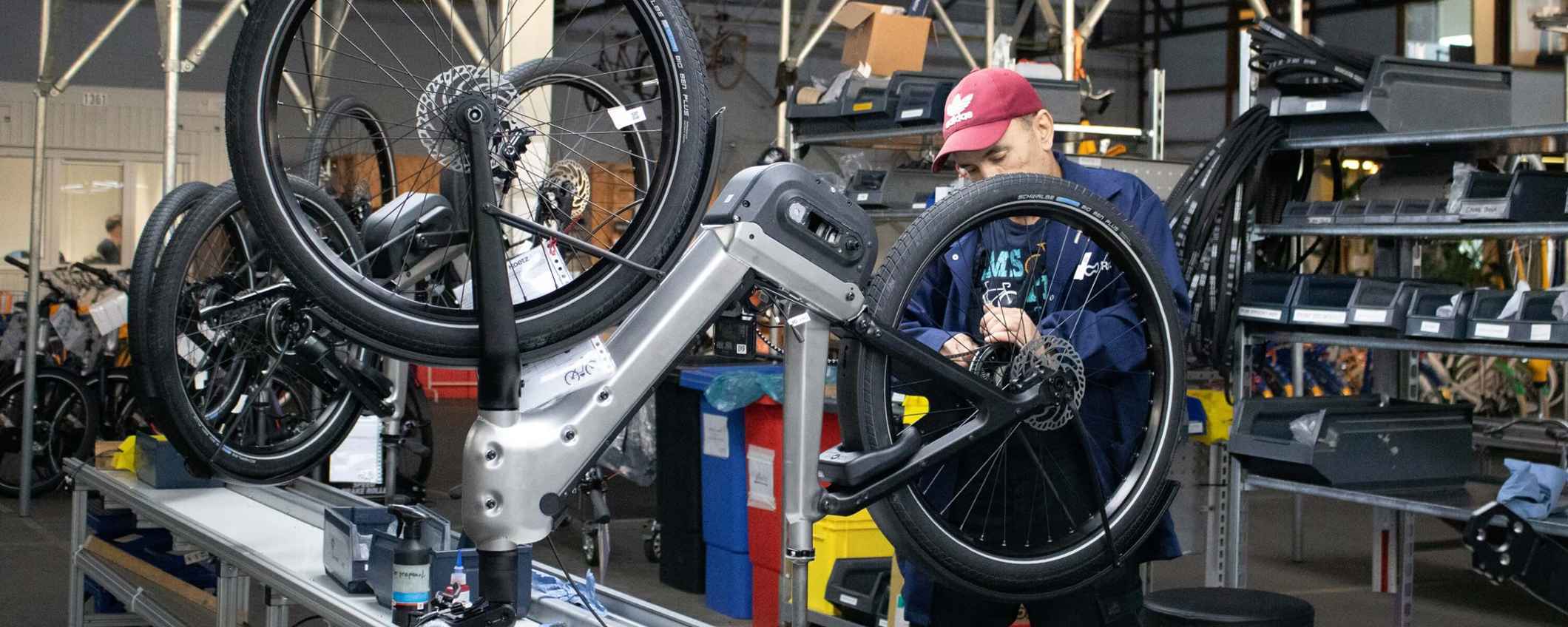 Een e-bike wordt in elkaar gezet in de werkplaats van Roetz-Bikes