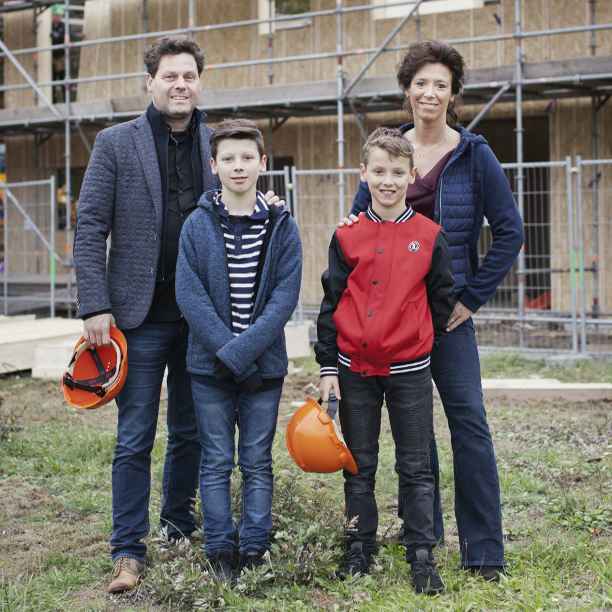 Joris bouwde een huis van hout in een groene oase in de stad