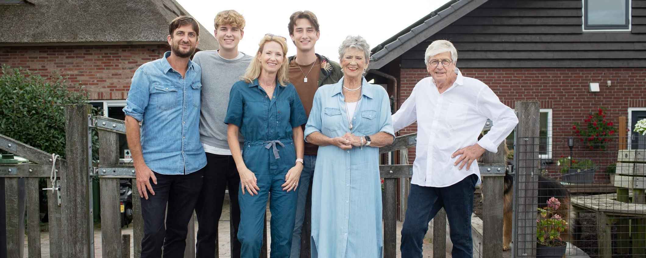 Rik Corman en Sandra Wiers met hun zoons en Sandra's ouders voor hun gezamelijke huis