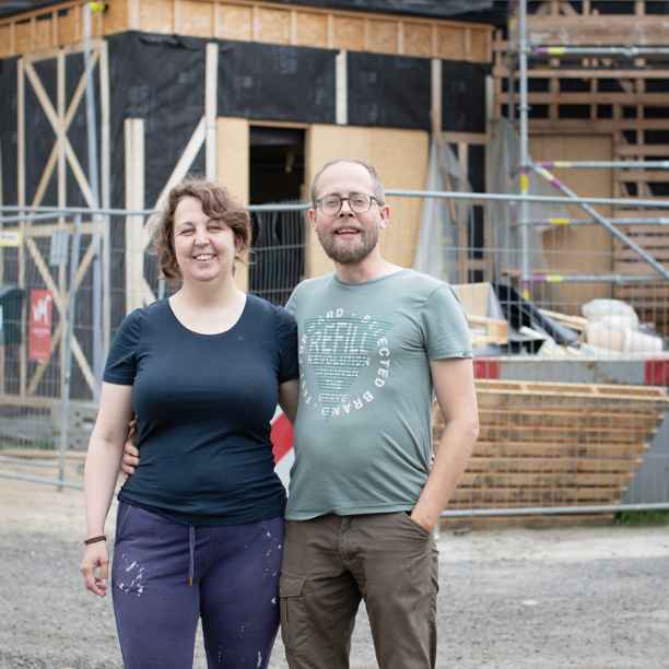 Zo bouwen Tamara en Patrick een huis van stro en modder, zonder verwarming