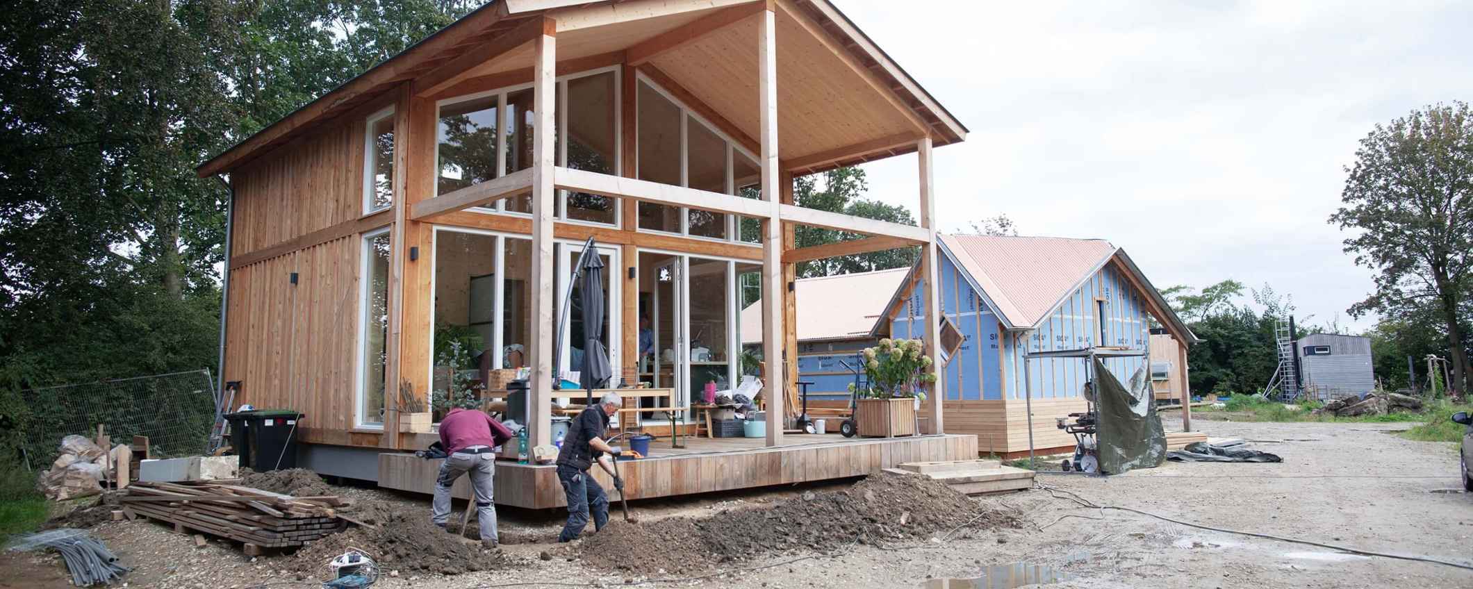 Een huis in aanbouw van de tiny house community Op de Bees in Limburg