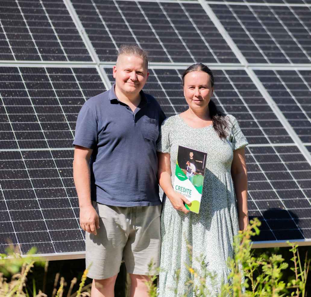 Een koppel uit Moldavië staat voor zonnepanelen. Die konden ze aanschaffen dankzij een microlening van MicroInvest