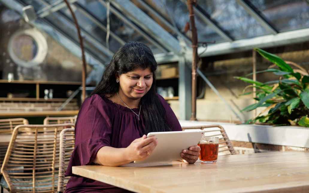 Vrouw met tablet in restaurant