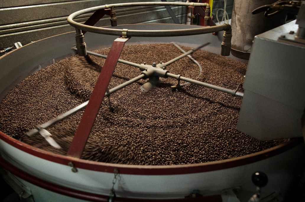 Koffiebonen in de luchtkoeler in de fabriek van Peeze