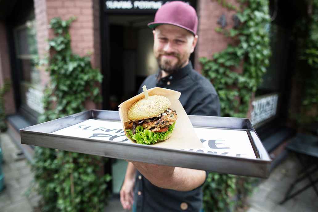 Mark Kulsdom en zijn Dutch Weed Burger.