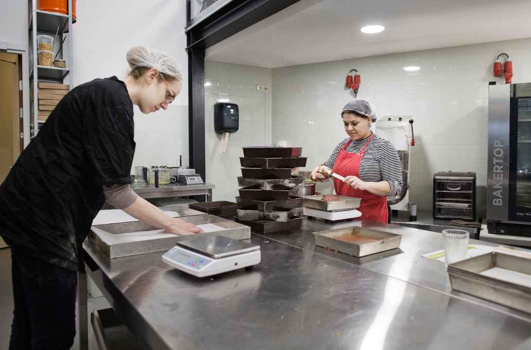 Medewerkers werken aan veganistische baksels bij Sharp Sharp - gefinancierd door Triodos Bank