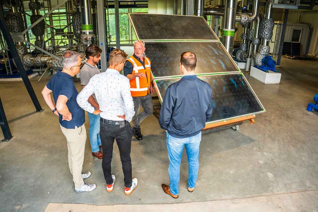 Op bezek in Dorkwerd: een zonnecollector van dichtbij. Foto: Novar