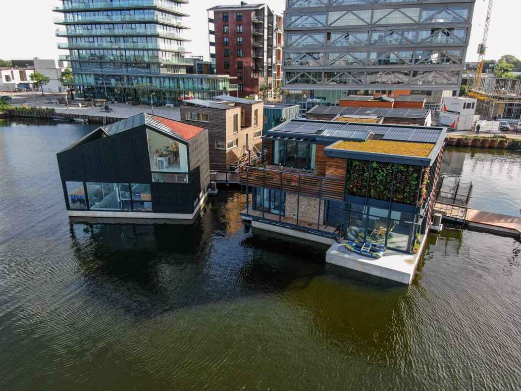 Schoonschip is de duurzaamste drijvende woonwijk van Europa. Er komen dertig drijvende kavels in het Amsterdamse Johan van Hasseltkanaal te liggen waarop 46 woningen en een collectieve ruimte worden gebouwd. Deze woningen zijn erg energiezuinig. Ze wekken voor een groot deel de energie zelf op en de boten samen hebben één aansluiting op het energienet.