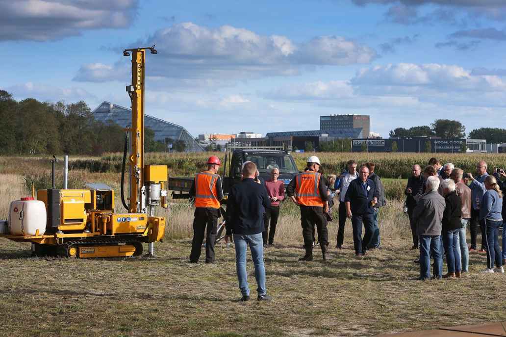 Op 19 september 2019 werd de eerste paal geslagen voor Zonnepark Westeinde. Hier worden 10.000 zonnepanelen geplaatst op een oud stuk snelweg. Verschillende buurtbewoners van de wijk Westeinde in Leeuwarden die tevens coöperatieleden zijn, namen een kijkje.