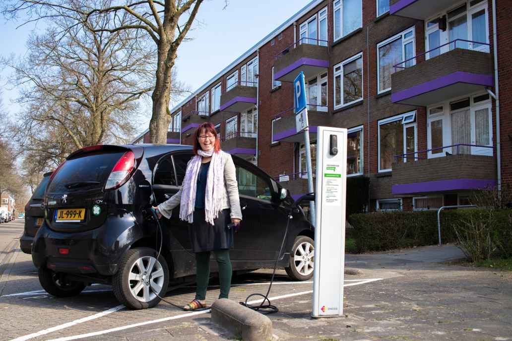 In Groningen staan 11 elektrische laadpalen die van Grunneger Power zijn. Deze palen worden voorzien met stroom van hun eigen zonnepark. Wynanda van der Land heeft zonnepanelen in het zonnepark en rijdt dus elektrisch op de stroom die ze zelf opwekt.