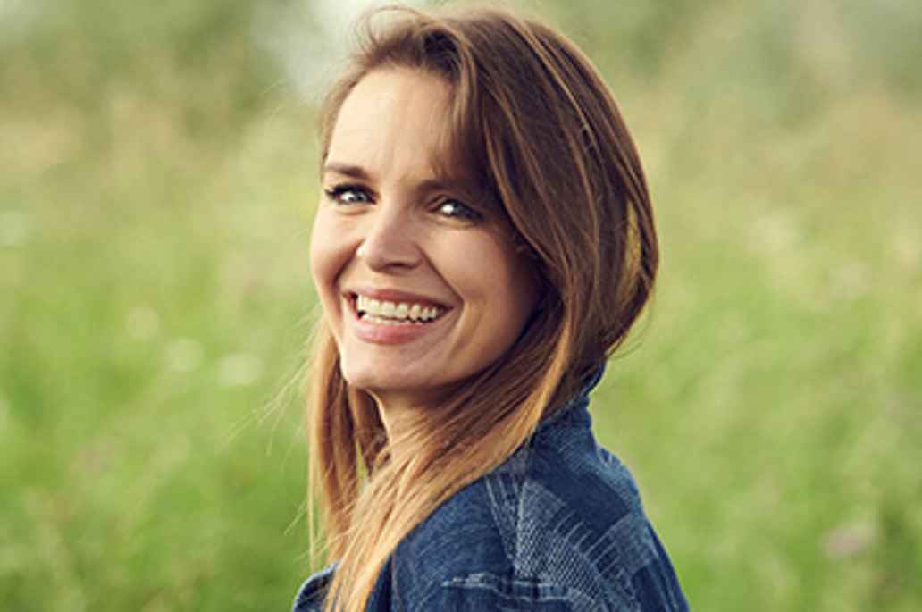 Portret van Hanna Verboom in een groen weiland