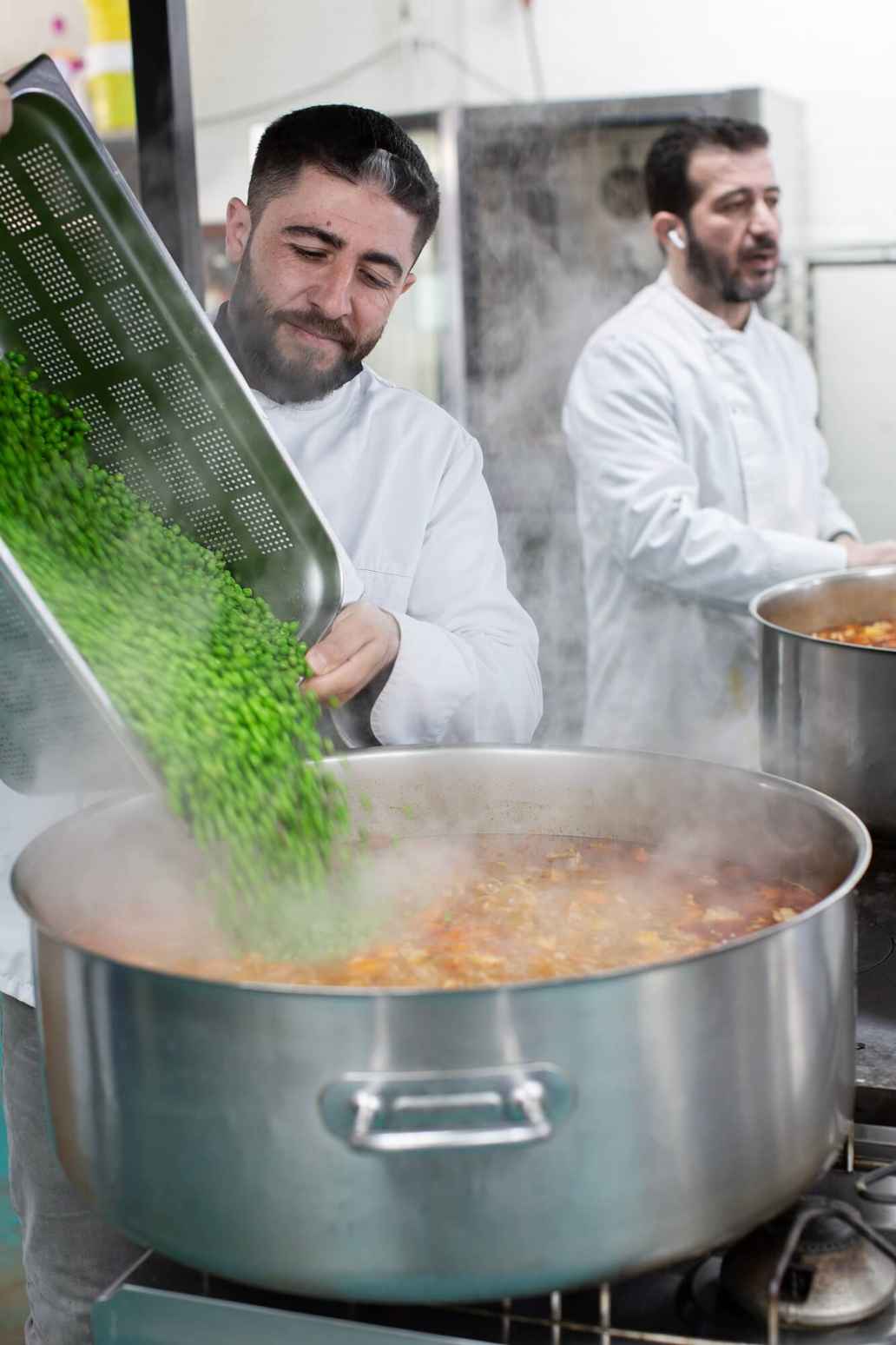 Mouayad Al Haj-Ali kookt in de Hoop het eten voor het AZC