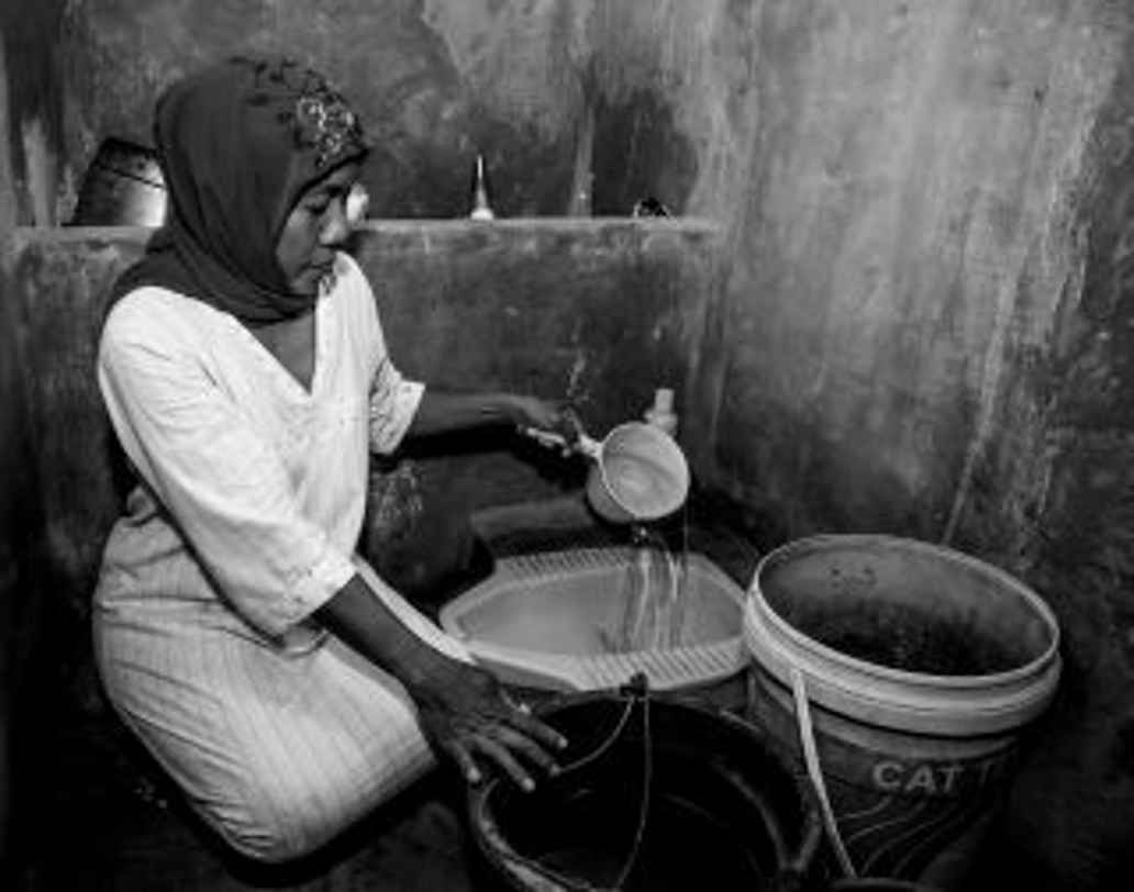 Vrouw bij toilet