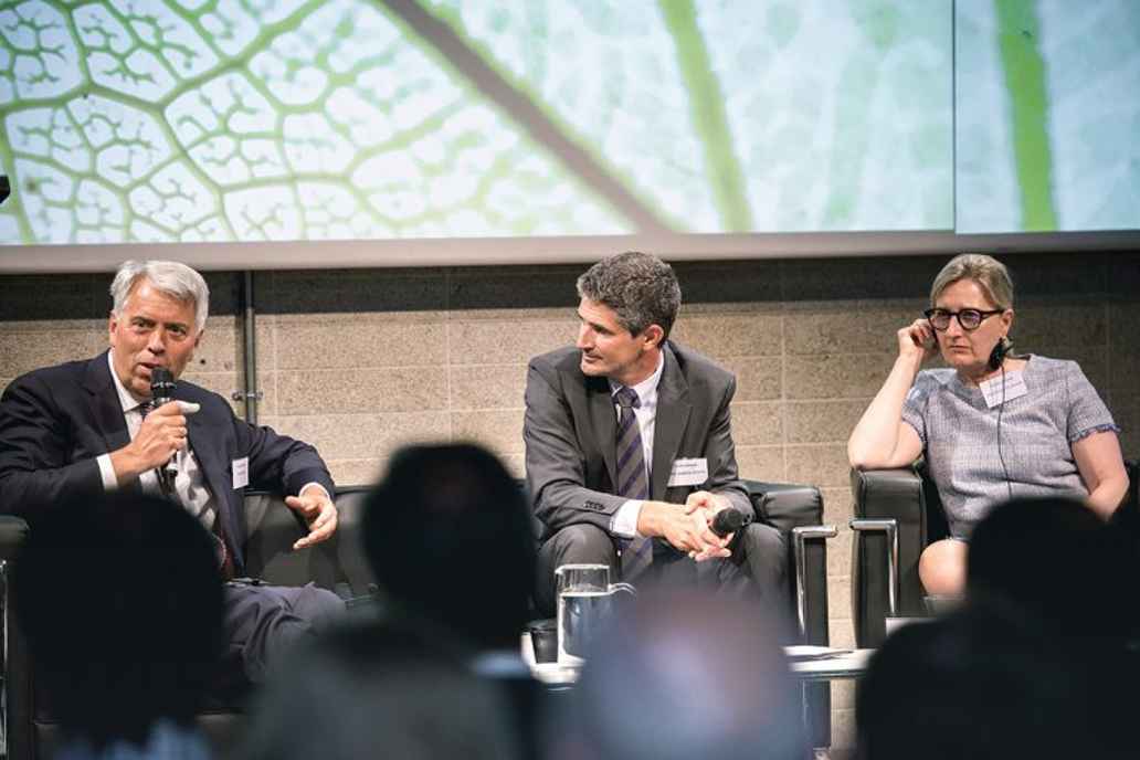 Links: Peter Blom, directeur Triodos Bank. Rechts: Josephine de Zwaan, voorzitter van het bestuur Stichting Administratiekantoor Aandelen Triodos Bank (SAAT)