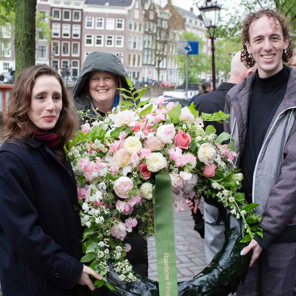 Leden van de Rainbow Finance Alliance legden op 4 mei, Dodenherdenking, een krans bij het Homomonument in Amsterdam.