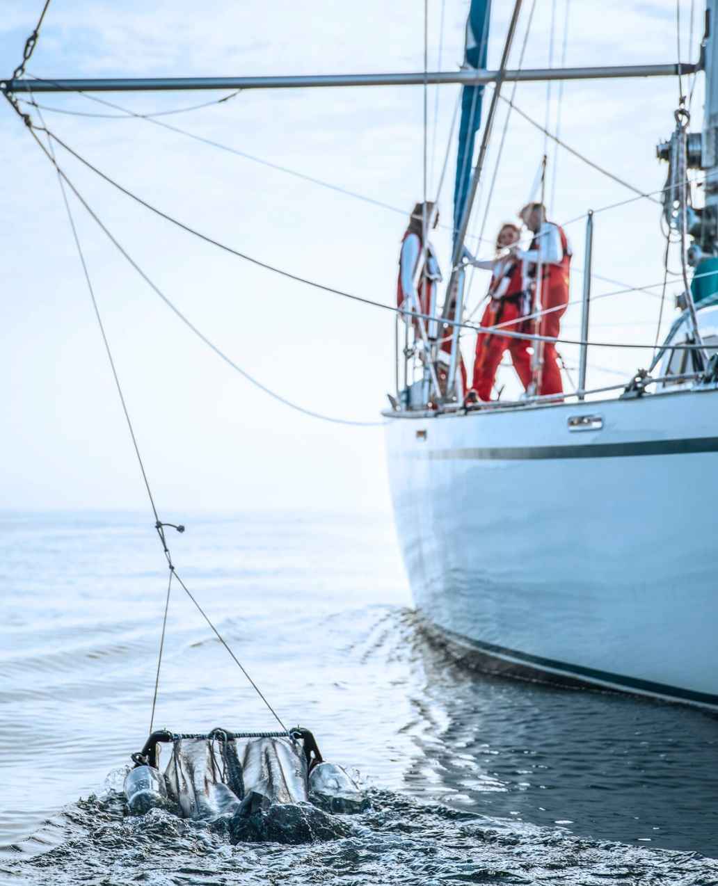Een boot van Sea Service Rangers gooit een net uit om onderzoek te doen naar plasticvervuiling in de oceaan