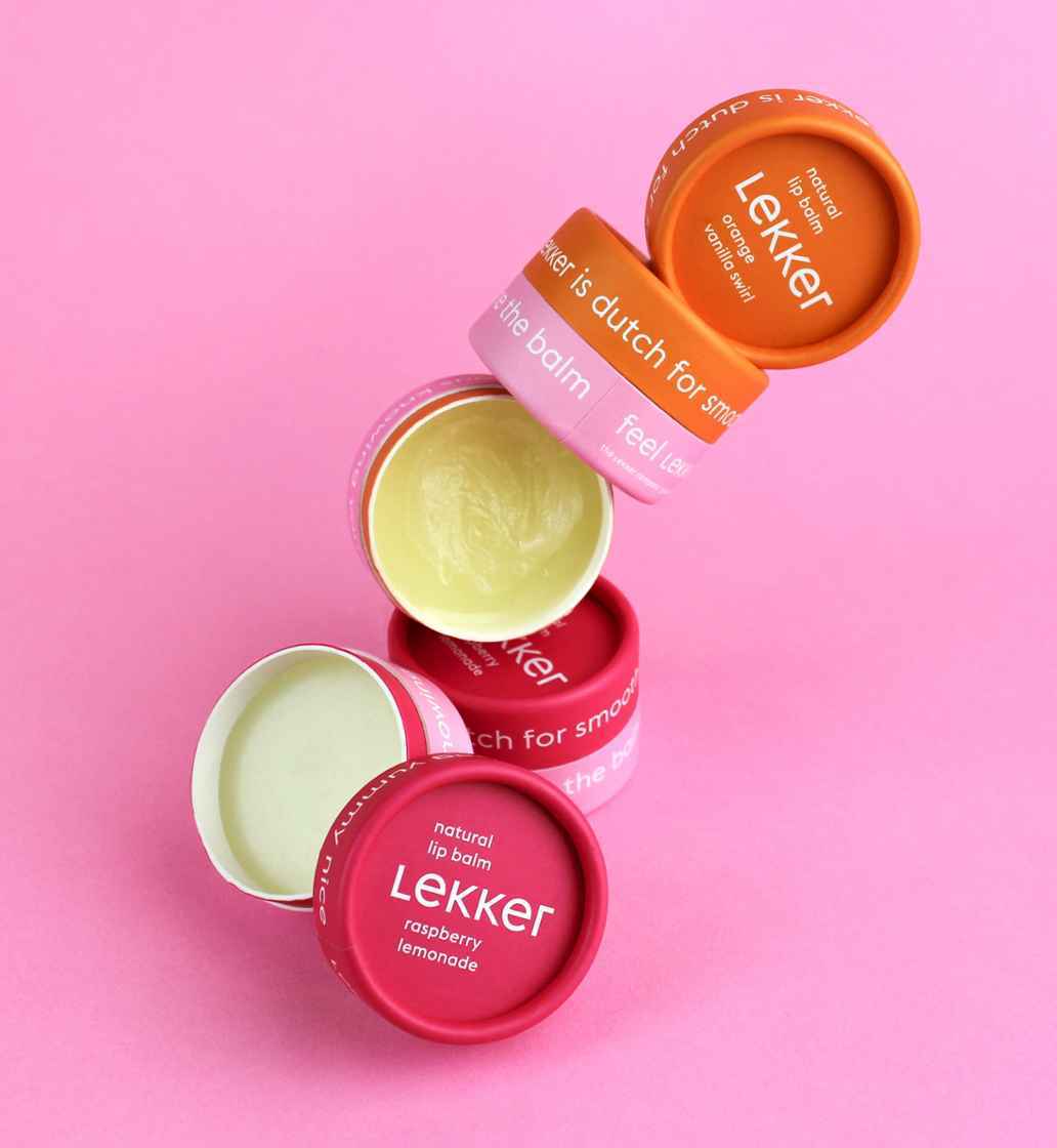 De deodorant van The Lekker Company in een nieuwe verpakking: vrolijk en kleurrijk, maar nog steeds van karton