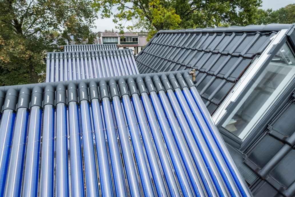 De 90 heatpipes op het dak zijn onderdeel van het zonneboilersysteem. In plaats van zonnepanelen, gebruiken Lisette en Dennis zonne-dakpannen.