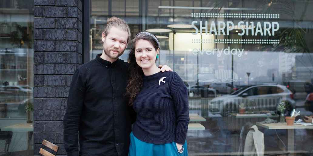 De ondernemers van Sharp Sharp voor hun cafe in Rotterdam.