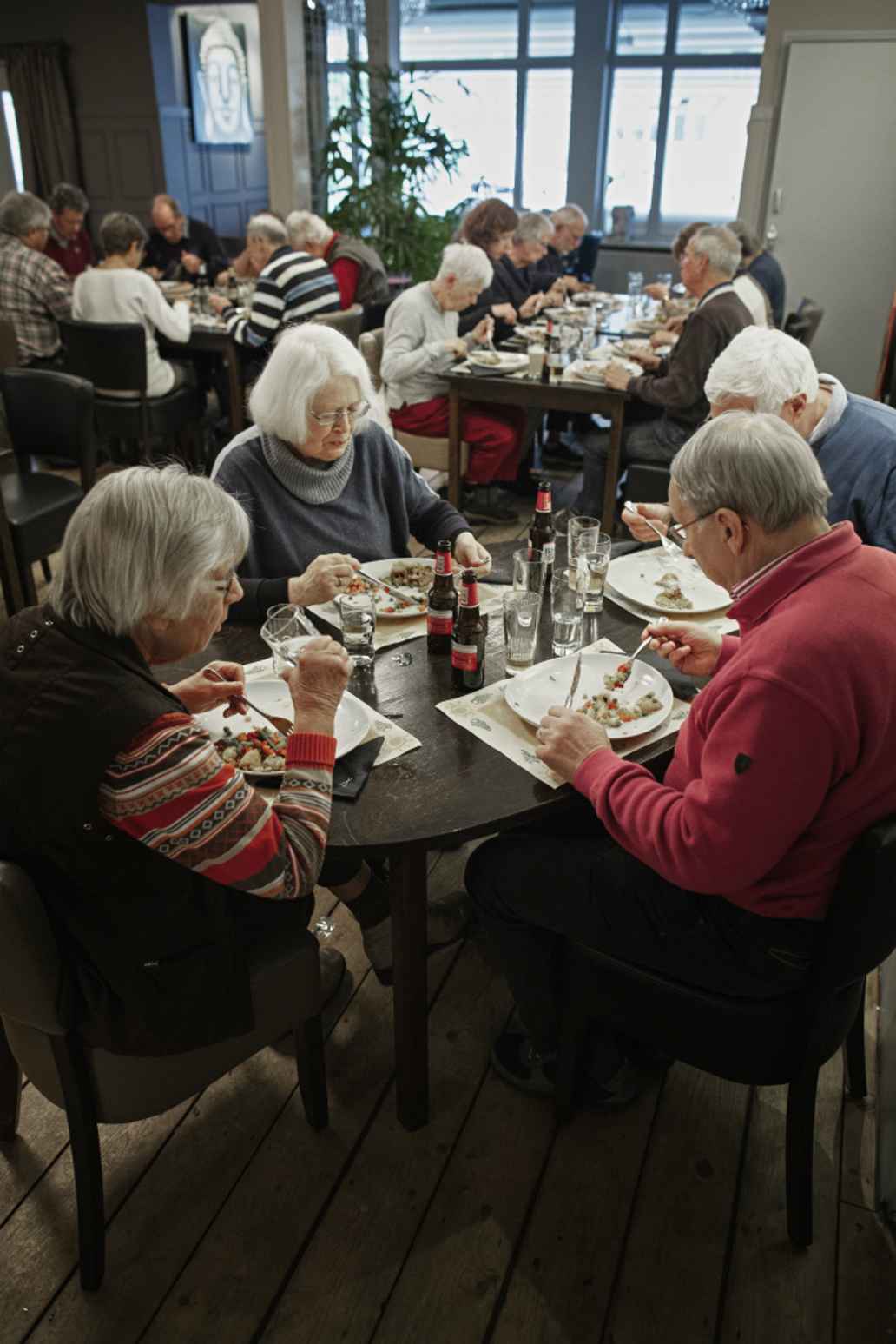 Op een woensdagavond in Austerlitz zitten 25 oudere dorpsgenoten samen te eten in het buurthuis. Ze komen hier iedere twee weken samen in het kader van Austerlitz Eet.