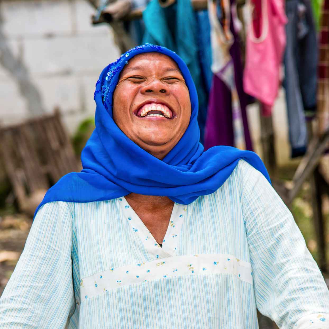 Lachende vrouw met hoofddoek