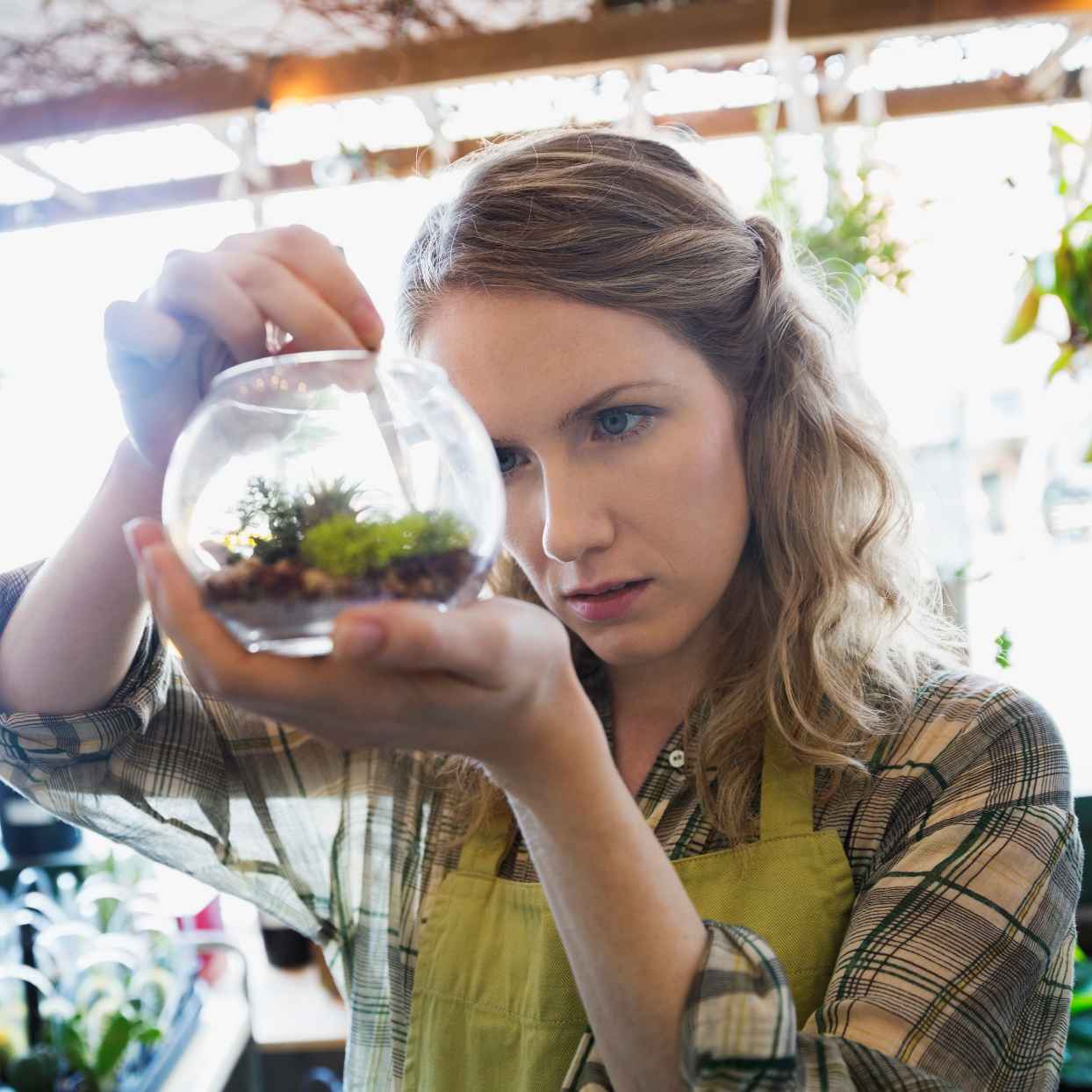 Vrouw is ecosysteem aan het maken