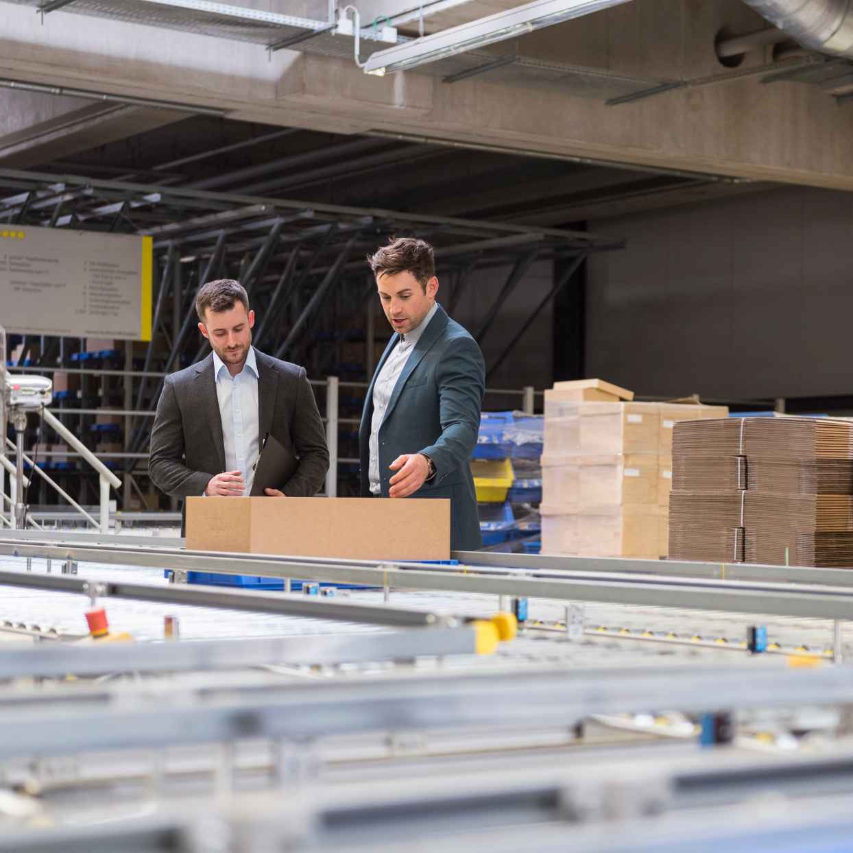 Twee mannen die doos inspecteren in fabriek